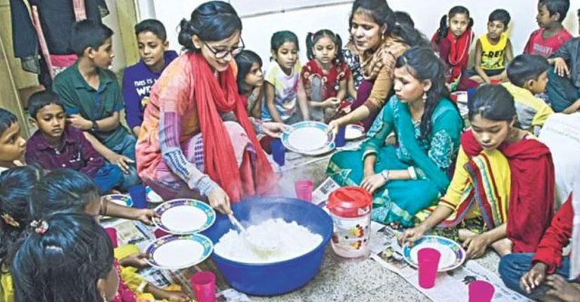 এখানকার কর্মীরা কেউ কর্মজীবী, কেউবা শিক্ষার্থী