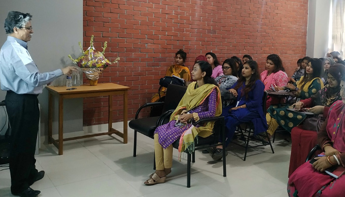 সেমিনারে সাংবাদিকতা বিভাগের শিক্ষার্থীদের সঙ্গে কথা বলছেন লেখক-গবেষক ও  সমকালের উপসম্পাদক আবু সাঈদ খান।