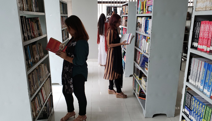 বিশ্ববিদ্যালয়টিতে রয়েছে সমৃদ্ধ লাইব্রেরি