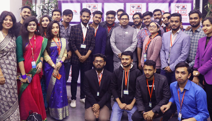 শিক্ষার্থীদের সঙ্গে তথ্য যোগাযোগ ও প্রযুক্তি বিভাগের প্রতিমন্ত্রী জুনায়েদ আহমেদ পলক। ছবি : উইমেননিউজ