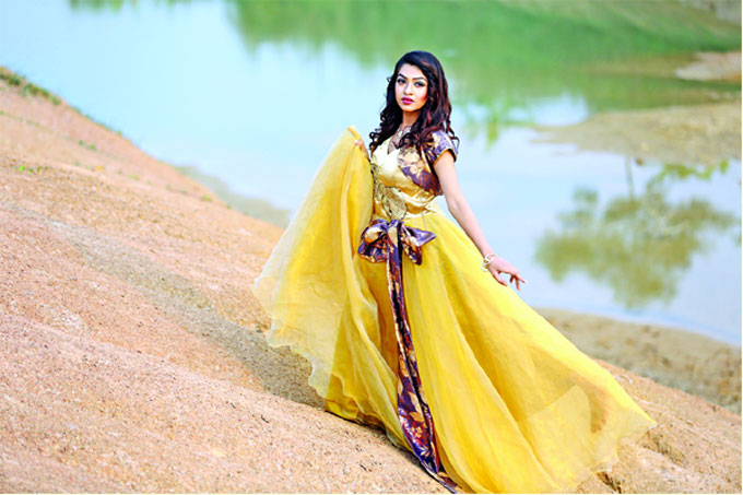 মডেল : চাঁদনী