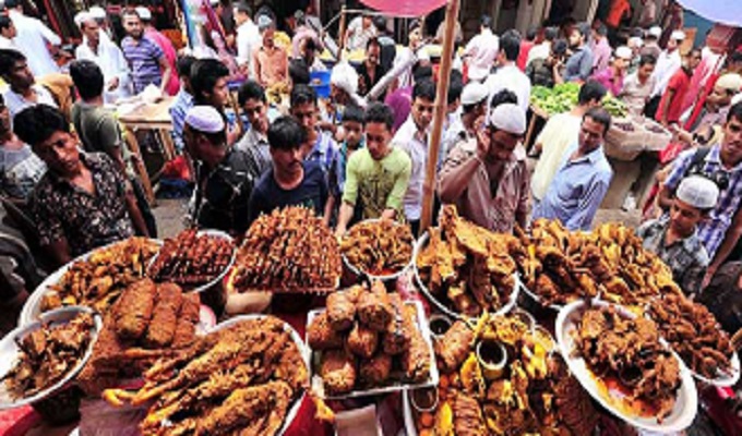 চকবাজারের ইফতার : 'বড় বাপের বেটায় খায়'-এ মুগ্ধ ক্রেতা