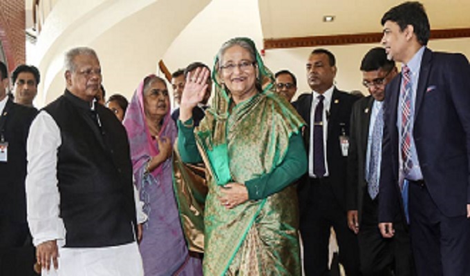 হযরত শাহজালাল আন্তর্জাতিক বিমানবন্দর ত্যাগ করার আগে প্রধানমন্ত্রী। ছবি: পিআইডি