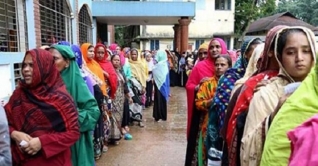 উৎসবমুখর পরিবেশে ভোটগ্রহণ চলছে ঢাকায়