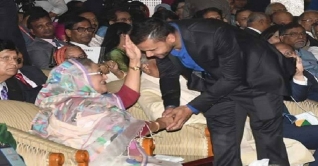 প্রধানমন্ত্রীর দোয়া নিয়ে ফরম নিলেন মাশরাফি