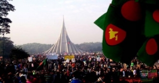 ফুলেল ভালোবাসায় সিক্ত স্মৃতিসৌধ, মানুষের ঢল