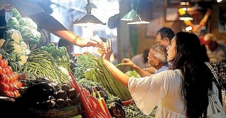 আজ বাজারে শাক-সবজির চালান বেশি