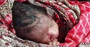 ঢাবিতে বাসের নিচ থেকে জীবিত নবজাতক উদ্ধার