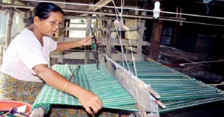 শীতের কাপড় বোনায় ব্যস্ত রাখাইন নারীরা