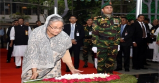 বঙ্গবন্ধুর প্রতিকৃতিতে শেখ হাসিনার শ্রদ্ধা বঙ্গবন্ধুর প্রতিকৃতিতে শেখ হাসিনার শ্রদ্ধা