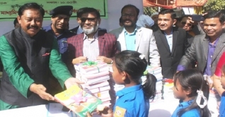 বান্দরবানে শিক্ষার্থীদের হাতে নতুন বই