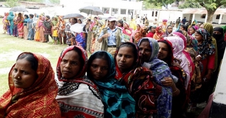 এবার মোট ভোটারের প্রায় অর্ধেকই নারী এবার মোট ভোটারের প্রায় অর্ধেকই নারী