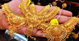 সোনার দাম ভরিতে কমলো এক হাজার ১৬৬ টাকা 
