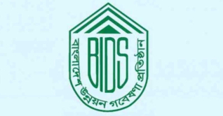 বাড়িতে পুরুষের তুলনায় নারীরা ৪ গুণ বেশি কাজ করে বাড়িতে পুরুষের তুলনায় নারীরা ৪ গুণ বেশি কাজ করে