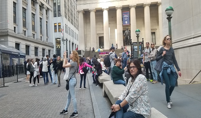 নিউ ইয়র্ক শহরের ২৬ ওয়াল স্ট্রিটে ফেডারাল হলের সামনে লেখক আইরীন নিয়াজী মান্না।