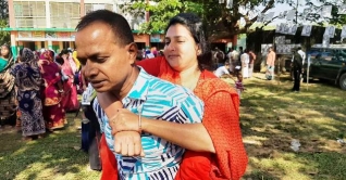 স্বামীর পিঠে চড়ে ভোট দিলেন রওশন