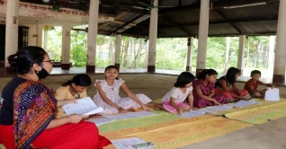 ক্ষুদ্র নৃ-জাতিগোষ্ঠীর মাঝে নিজস্ব ভাষার বই বিতরণ