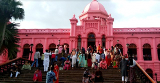 ছুটির দিনে আহসান মঞ্জিলে দর্শনার্থীদের ভিড় ছুটির দিনে আহসান মঞ্জিলে দর্শনার্থীদের ভিড়