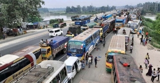 দীর্ঘ যানজট, মহাসড়কেই কাটছে ঘরমুখো মানুষের ঈদ দীর্ঘ যানজট, মহাসড়কেই কাটছে ঘরমুখো মানুষের ঈদ