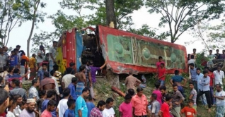 বাগেরহাটে নিয়ন্ত্রণ হারিয়ে বাস খাদে, এক নারীসহ নিহত ৫