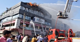 গুজরাটে কোচিং সেন্টারে আগুন, ১৮ শিক্ষার্থী নিহত (ভিডিও) গুজরাটে কোচিং সেন্টারে আগুন, ১৮ শিক্ষার্থী নিহত (ভিডিও)