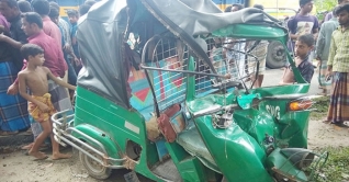 ট্রাক-অটোরিকশার সংঘর্ষ, এক নারীসহ নিহত ৪