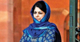 কাশ্মীরের সাবেক মুখ্যমন্ত্রী মেহবুবা মুফতি গ্রেফতার কাশ্মীরের সাবেক মুখ্যমন্ত্রী মেহবুবা মুফতি গ্রেফতার