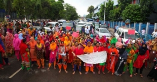 তেজগাঁওয়ে পোশাক শ্রমিকদের বিক্ষোভ