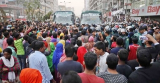 মালিবাগে রাস্তা আটকে পোশাক শ্রমিকদের বিক্ষোভ