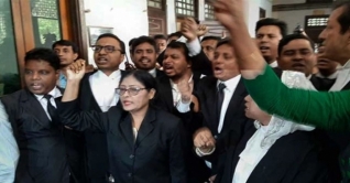 কোর্টের বারান্দায় দু’পক্ষের আইনজীবীদের মিছিল