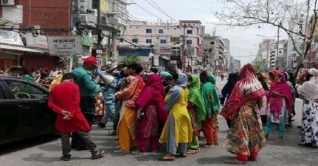 বেতনের দাবিতে পোশাক শ্রমিকদের বিক্ষোভ