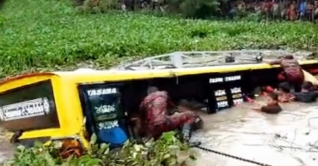 সুনামগঞ্জে ২৫ যাত্রী নিয়ে খালে বাস, নিখোঁজ ২১