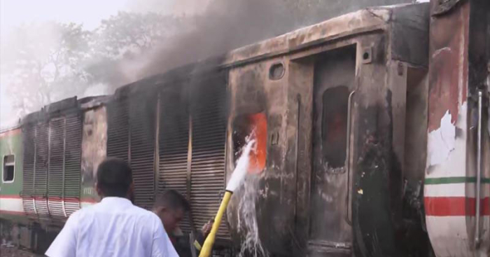 সীতাকুণ্ডে ঢাকাগামী চট্টলা এক্সপ্রেসে আগুন