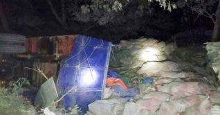 নিয়ন্ত্রণ হারিয়ে ট্রাক ঘরে, প্রাণ গেল বাবা-মেয়ের