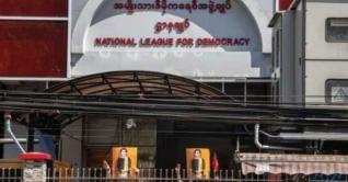 সু চির দলের কার্যালয় সেনা ‘তল্লাশিতে তছনছ’ সু চির দলের কার্যালয় সেনা ‘তল্লাশিতে তছনছ’