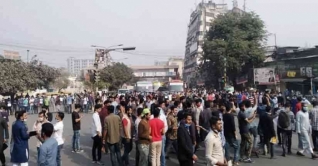 সাত কলেজ শিক্ষার্থীদের নীলক্ষেত অবরোধ, যান চলা বন্ধ সাত কলেজ শিক্ষার্থীদের নীলক্ষেত অবরোধ, যান চলা বন্ধ