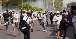 মিয়ানমারে পুলিশের গুলিতে নারী শিক্ষকসহ নিহত ১৮