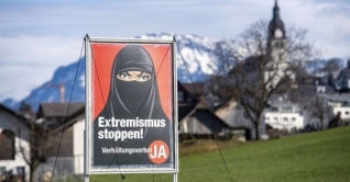 মুসলিম নারীদের ‘মুখ ঢাকা পোশাক’ নিষিদ্ধ সুইজারল্যান্ডে মুসলিম নারীদের ‘মুখ ঢাকা পোশাক’ নিষিদ্ধ সুইজারল্যান্ডে