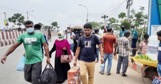 ঢাকায় ফিরতে মানুষের পদে পদে ভোগান্তি ঢাকায় ফিরতে মানুষের পদে পদে ভোগান্তি