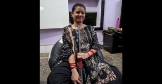 বন্দুক নিয়ে সেলফি, গুলিতে মারা গেলেন নববধূ বন্দুক নিয়ে সেলফি, গুলিতে মারা গেলেন নববধূ