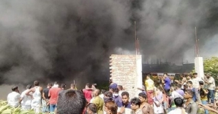 সাভারের রাজফুলবাড়িয়ায় সিঙ্গারের গোডাউনে আগুন