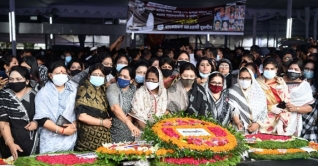 শোক আর বিনম্র শ্রদ্ধায় জাতির পিতাকে স্মরণ শোক আর বিনম্র শ্রদ্ধায় জাতির পিতাকে স্মরণ