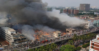 চার ঘণ্টায়ও নিয়ন্ত্রণে আসেনি বঙ্গবাজারের আগুন