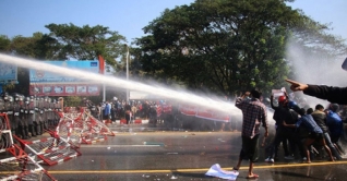 মিয়ানমারে নারী বিক্ষোভকারীকে গুলি মিয়ানমারে নারী বিক্ষোভকারীকে গুলি