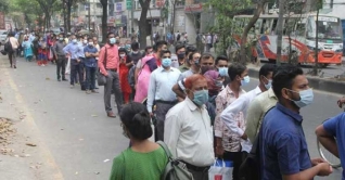 বাসে উঠতে পারাই প্রথম দিনের বড় চ্যালেঞ্জ