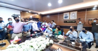 স্বাস্থ্য মন্ত্রণালয়ের ব্রিফিং বয়কট করে বেরিয়ে গেলেন সাংবাদিকরা স্বাস্থ্য মন্ত্রণালয়ের ব্রিফিং বয়কট করে বেরিয়ে গেলেন সাংবাদিকরা