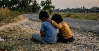 রাস্তার ধারে কান্না, ব্যাগে শুধু খাবার—উদ্ধার হলো দুই শিশু