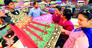 রাজধানীতে জমে উঠেছে ঈদের কেনাকাটা রাজধানীতে জমে উঠেছে ঈদের কেনাকাটা