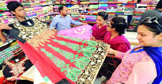 ছুটির দিনে জমে উঠেছে ঈদের কেনাকাটা