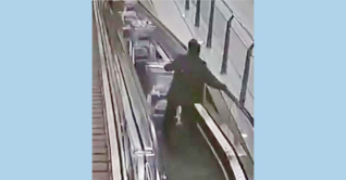 রাশিয়ায় এস্কেলেটর দুর্ঘটনায় আহত এক নারী রাশিয়ায় এস্কেলেটর দুর্ঘটনায় আহত এক নারী